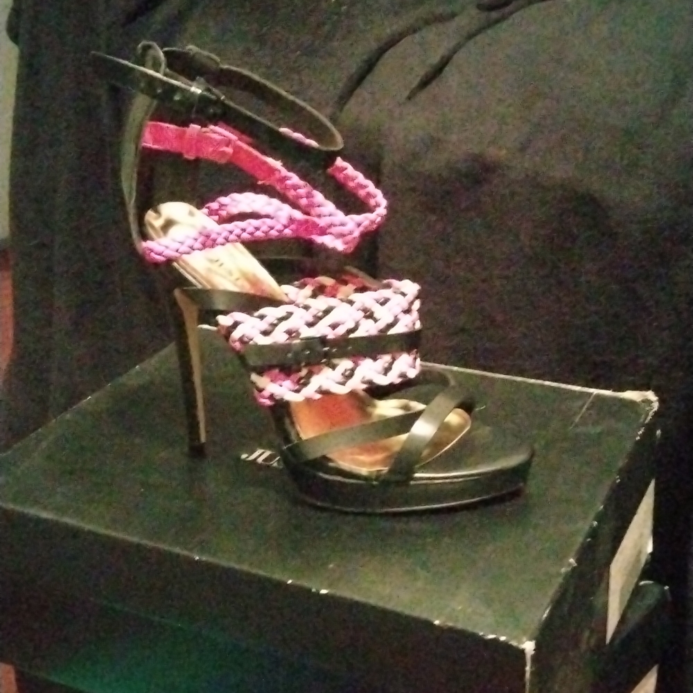 Black/pink Anaco.